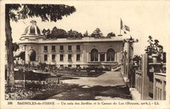 CPA Bagnoles De Iorne Un Coin Des Jardins et la casino du lac 