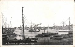 VINTAGE POSTCARD Bordeaux View of the roads Boats