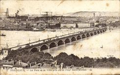 CPA Bordeaux Le Pont et la Ville Pris de la Tour Saint Michel