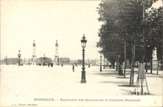 CPA Bordeaux Esplanade des Quinconces et Colonnes Rostrales 