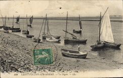 VINTAGE POSTCARD Holy Valery on Sum the Dam Boats