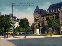Edificio de la oficina de correos de Metz de la POSTAL de la VENDIMIA y monumento de general Mangin