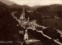 VINTAGE POSTCARD Heavy the Basilica and the war memorial