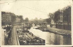 CPA Paris Vue sur la Seine vers le pont Neuf Bateau Peniche 