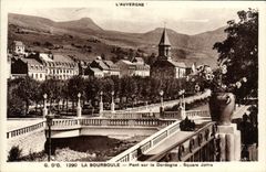 CPA La Bourboule Pont sur la Dordogne Square Joffre 