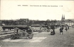 CPA Paris Les Canons De I'Hotel Des Invalides Femme Enfants