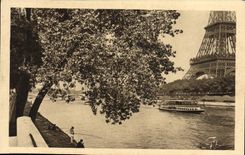 CPA Paris La Tour Eiffel et les quais Bateau Peniche