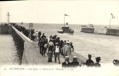 CPA Le Treport Les Jetees Sortie de la Picardie Bateau