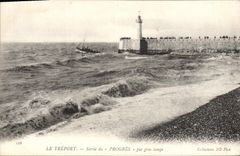 CPA Le Treport Sortie du Proges par gros temps Bateau