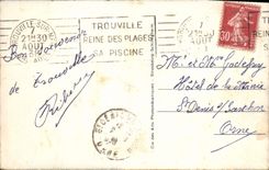 La playa de Trouville de la POSTAL de la VENDIMIA floreció la caminata de la playa hacia el tenis de las rocas del negro