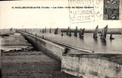 CPA St Gilles Croix de Vie Les Jetees Bateaux Daguin La corniche Vendeenne 