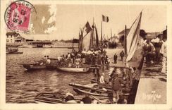 POSTAL Sables d'Olonne Quay de la VENDIMIA de los barcos de la tienda de los pescados