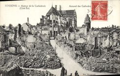 CPA Soissons Autour De La Cathedrale Militaria