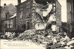 CPA Militaria Creil Rue Miss Edith Cawell Maisons bombardees par avions en 1918