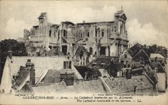 CPA Militaria Guerre Arras La Cathedrale Bombardee par les allemands 