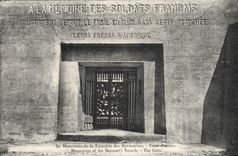 CPA Le Monument De La Tranchee Des Baionnettes Porte d'entree Militaria