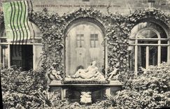 Fuente de Bruselas de la POSTAL de la VENDIMIA en la corte del ayuntamiento