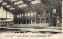 CPA Arras Interieur de la gare Installation de defenses a creneaux Militaria
