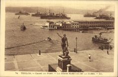 CPA Toulon Carre du Port Le Genie Maritime et la Darse Bateaux