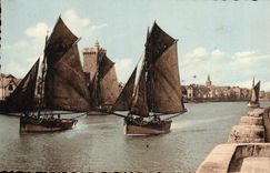 CPA Les Sables d'Olonne Depart de thoniers pour la peche Bateaux