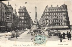 CPA Lyon La Place et la rue de la Republique
