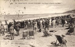 Playa florecida Deauville de la POSTAL de la VENDIMIA la playa por la hora del baño