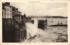 CPA Saint Malo Mer Deferlant Sur les Remparts