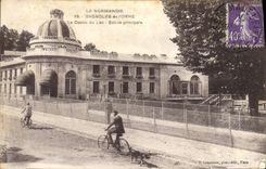 CPA Bagnoles de L'Orne Le Casino du Lac entree principale Velo Cycle Chien 