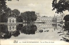 VINTAGE POSTCARD Palate De Fontainebleau Seen On I' Etang Of Carps
