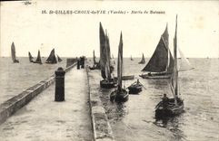 CPA St Gilles Croix De Vie Sortie De Bateaux