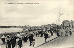 CPA Les Sables D'Olonne Le Remblai Et La Plage