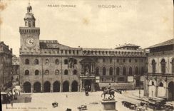 VINTAGE POSTCARD Bologna Palazzo communal