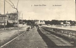 VINTAGE POSTCARD Juan Breads the Boulevard