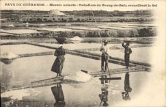 VINTAGE POSTCARD Country De Guerande Salt-water Marshes Paludiers Of the Borough De Batz collecting salt