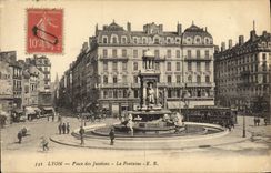 La POSTAL Lyon de la VENDIMIA coloca Jacobins la tranvía de la fuente