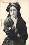 CPA Pensive Jeune Fille De l'Ile De Sein Folklore