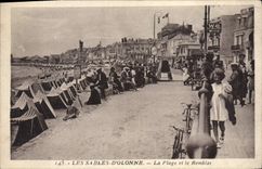 CPA Les Sables D'Olonne La Plage Et Le Remblai