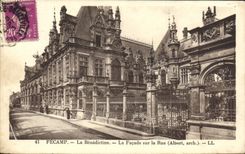 CPA Fecamp La Benedictine La Facade Sur La Rue