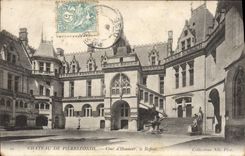 CPA Chateau De Pierrefonds Cour D'Honneur Le Beffroi