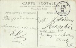 Patio de Castle De Pierrefonds Main de la POSTAL de la VENDIMIA el campanario de una iglesia