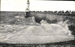 CPA Le Treport La jetee par gros temps Phare