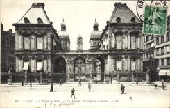 La POSTAL Lyon de la VENDIMIA el ayuntamiento el ataque frontal pone comedia