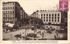CPA Lyon La Place du Pont Centre du Quartirer de la Guillotiere un des coins les plus animes de la ville Prisunic 