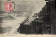 CPA Arromanches Les Bains La Grande Cale Un Jour de tempete et de grande maree