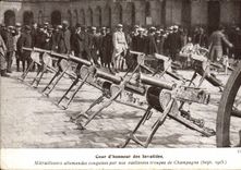 El patio principal de la POSTAL de la VENDIMIA del alemán de Invalids Machine-guns conquistado por nuestras tropas valerosas Militaria Champán