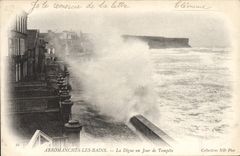 CPA Arromanches Les Bains La Digue un Jour de Tempete