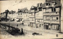 Calle de las casas de las mujeres mayores de Lisieux de la POSTAL de la VENDIMIA con el tanque