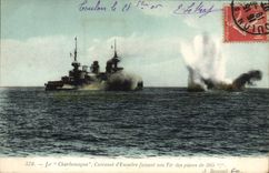 CPA Le Charlemagne Cuirasse d'Escadre faisant son tir des pieces de 305 mm Bateau Guerre