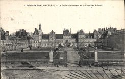 CPA Palais de Fontainebleau La Grille d'Honneur et la Cour des Adieux