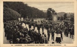 VINTAGE POSTCARD Heavy the Procession With the Swimming pools Blessed Sacrament